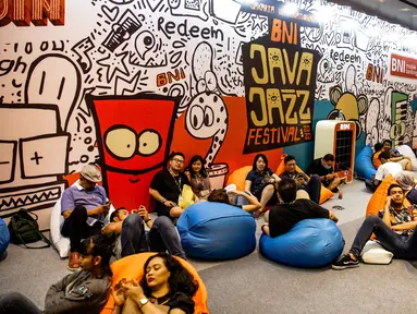 Pengunjung bersantai saat menghadriri Java Jazz Festival 2020 di JIexpo Kemayoran, Jakarta, Jumat (28/2/2020). Java Jazz Festival 2020 menghadirkan sederet musisi dalam dan luar negeri yang diselenggarakan hingga 1 Maret 2020. (Liputan6.com/Faizal Fanani)