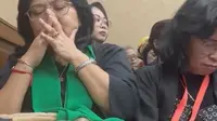 Bergandengan Tangan, Ekspresi Sedih Mendalam Istri Hasto Kristiyanto saat Suami Divonis 3,5 Tahun Bui