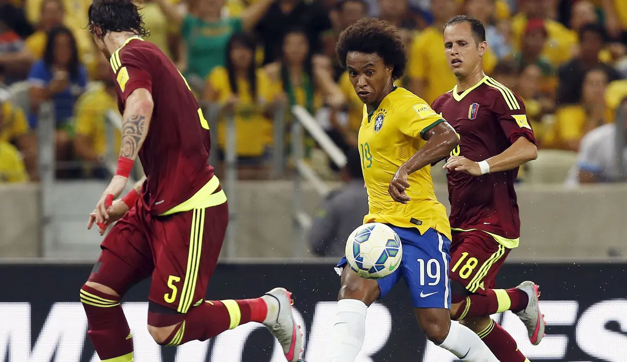 Gelandang Brazil Willian (tengah) saat mengumpan bola dari hadangan dua pemain Venezuela selama pertandingan kualifikasi Piala Dunia 2018  di Stadion Fortaleza , Brasil, Rabu (14/10/2015).  Brasil menang dengan skor 3-1. (REUTERS/Paulo Whitaker)