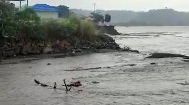 Abrasi yang terjadi di pesisir Pantai Amurang, Kabupaten Minahasa Selatan.