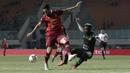 Bek Borneo FC, Javlon Guseynov, berebut bola dengan gelandang Tira Persikabo, Parfait Essengue, pada laga Shopee Liga 1 di Stadion Pakansari, Bogor, Minggu (1/9). Borneo tahan imbang 2-2 Tira Persikabo. (Bola.com/Yoppy Renato)