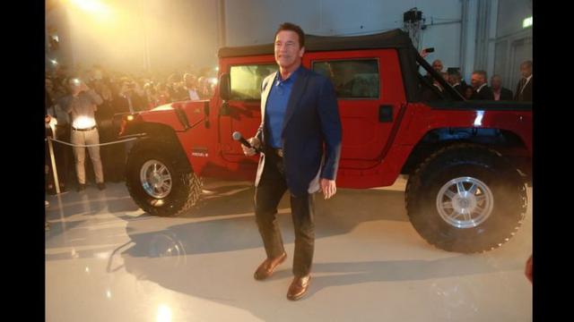 Arnold Schwarzenegger dengan Hammer H1 listrik