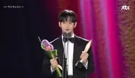 Kim Soo Hyun ketika berpidato setelah memenangkan Baeksang Arts Awards. (Tangkapan Layar Live Streaming Baeksang Awards 2024)