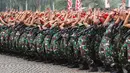 Anggota TNI saat mengikuti Apel Kesiapan Natal, Tahun Baru 2019 serta menjelang Pemilu legislasi dan Presiden 2019 di Monas, Jakarta, Jumat (30/11). Apel  diikuti 50.000 personel dari AD, AL, AU dan Polri. (Liputan6.com/Johan Tallo)