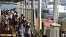 Penumpang yang terdampar semalam di Bandara Internasional Kansai tiba dengan menggunakan kapal di pelabuhan Kobe, Rabu (5/9). Topan jebi yang menerjang Jepang telah merusak jembatan penghubung  Bandara Kansai dengan daratan utama Osaka. (AFP/JIJI PRESS)
