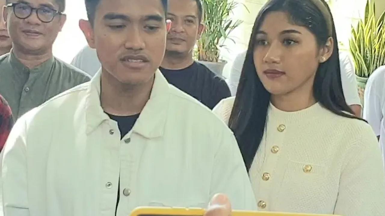 Kaesang tak masalah gugatan PSI terkait batas usia capres dan cawapres ditolak MK. Menurut Kaesang, menjadi pemimpin tak harus berupa capres atau cawapres.<br>