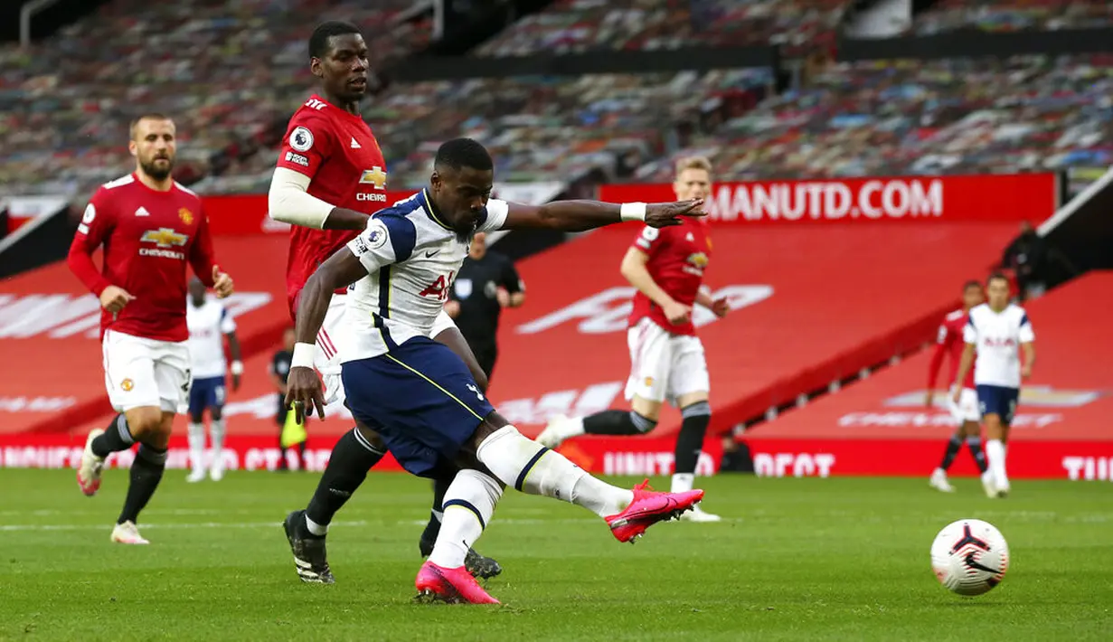 Pemain Tottenham Hotspur Serge Aurier mencetak gol ke gawang Manchester United pada pertandingan Liga Premier Inggris di Old Trafford, Manchester, Inggris, Minggu (4/10/2020). Tottenham Hotspur mengalahkan Manchester United 6-1. (Alex Livesey/Pool via AP)