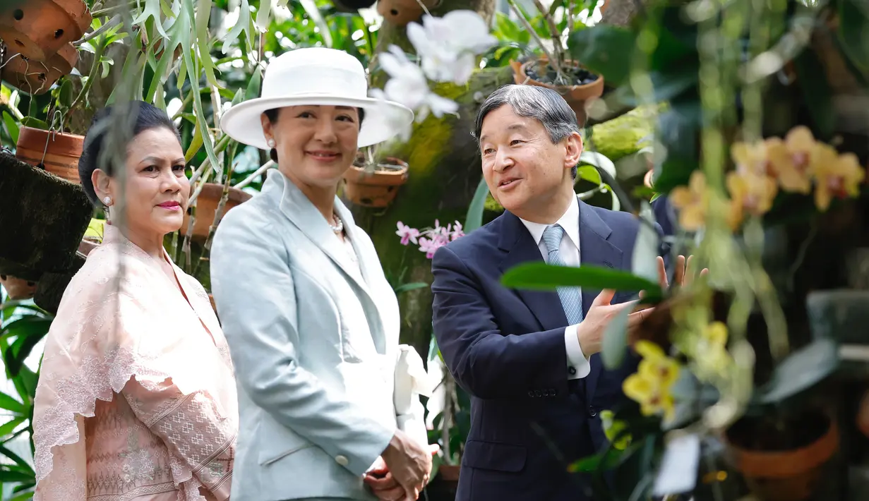 Presiden Jokowi didampingi ibu Iriana juga mengajak Kaisar Jepang berkeliling Kebun Raya Bogor.  (Willy Kurniawan/Pool Photo via AP)