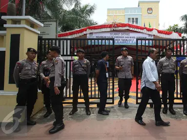 Petugas kepolisian berjaga di depan Kantor KPUD DKI Jakarta, Rabu (21/9). 364 personel gabungan dari Polda Metro dan Polres Jakpus disiagakan untuk mengamankan pendaftaran calon gubernur dan wakil gubernur Pilgub DKI 2017. (Liputan6.com/Immanuel Antonius)