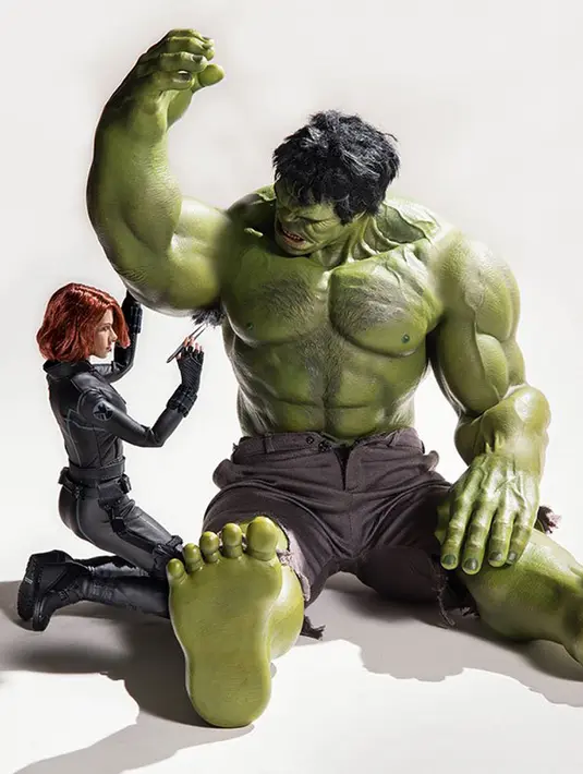 Black Widow cabuti bulu ketiak Hulk. (boredpanda.com)