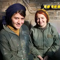 Kegagalan menuntut ilmu di California State University justru menuntun dua perempuan Iran ini sukses menjadi pengusaha kayu. 