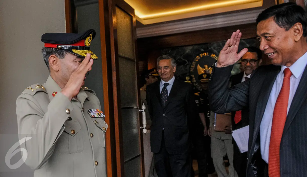 Jenderal Rashad Mahmood dari Pakistan (kiri) dan Menkopolhukam Wiranto (kanan) memberi hormat usai pertemuan tertutup di Kemenkopolhukam, Jakarta, Selasa (20/9). (Liputan6.com/Faizal Fanani)