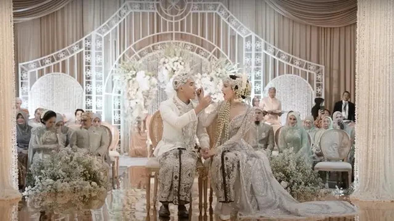 Potret Detail Dekorasi Akad Nikah Al Ghazali dan Alyssa Daguise, Elegan dengan Nuansa Gold dan Putih
