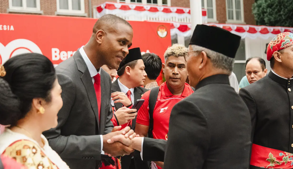 <p>Pelatih Timnas Indonesia, Patrick Kluivert (kiri) bersalaman dengan Dubes RI untuk Belanda, Petahana Mayerfas saat upacara pengibaran bendera merah putih dalam perayaan hari ulang tahun kemerdekaan Indonesia ke-80 di KBRI Den Haag, Belanda, Minggu (17/08/2025). (Dok. KBRI)</p>