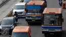 Bus Metromini 75 jurusan Blok M - Pasar Minggu melintasi di jalanan Ibukota, Jakarta, Rabu (7/10). Pemprov DKI berencana secara bertahap akan menghapus angkutan umum bus berukuran sedang di Ibukota. (Liputan6.com/Yoppy Renato)