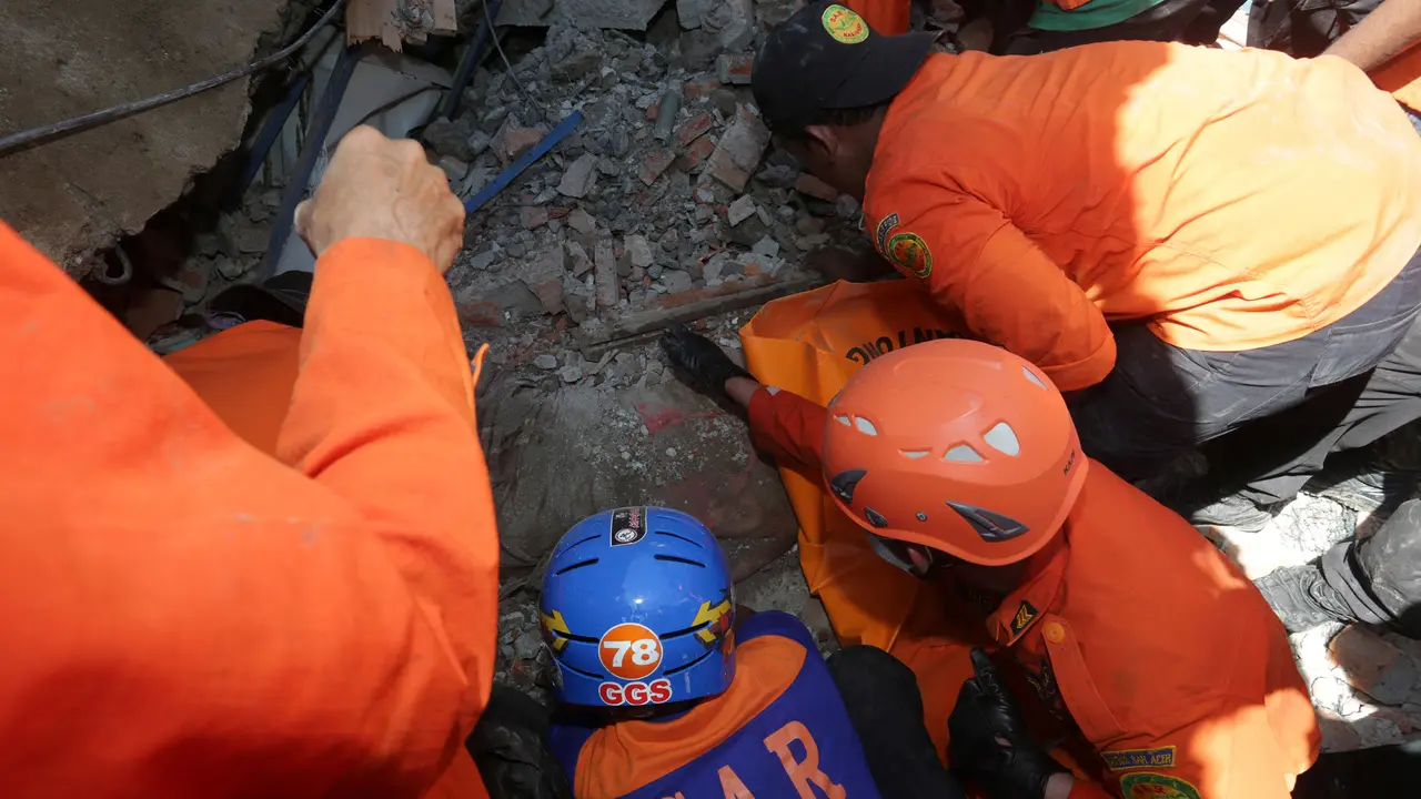 20161207-Evakuasi-Korban-Gempa-Aceh-Reuters
