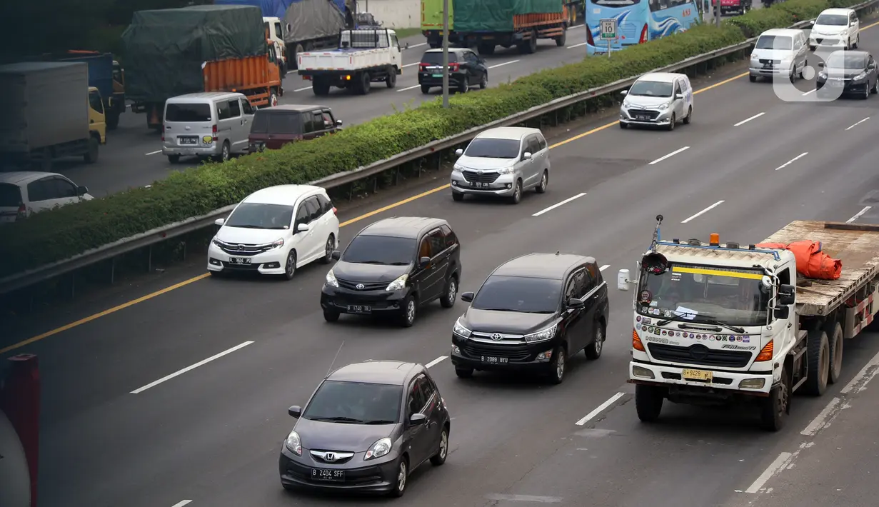 Mobil melintasi jalan Tol Tangerang-Jakarta di Tangerang, Banten, Rabu (30/3/2022). Mulai April 2022, Korlantas Polri akan menerapkan tilang elektronik bagi pengendara yang memacu kecepatan hingga 120 km per jam di jalan tol. (Liputan6.com/Angga Yuniar)