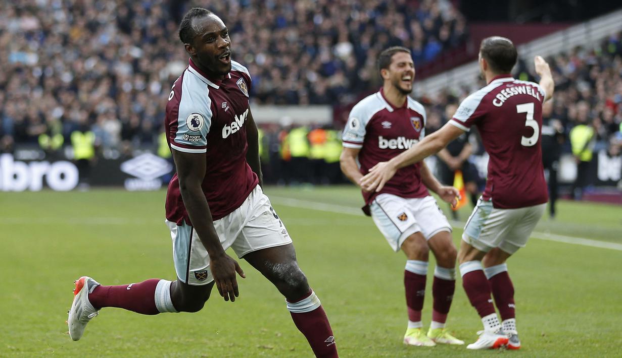 Michail Antonio mampu menjadi mesin gol untuk West Ham United. Ia sudah mengantongi 6 gol dan 3 assist dari delapan laga yang telah dilalui. Antonio juga tercatat telah menjadi man of the match di Liga Inggris sebanyak lima kali. (AFP/Ian Kington)
