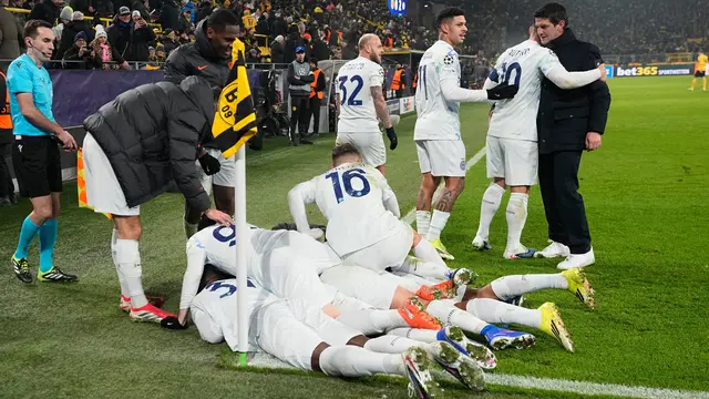 Para pemain Inter Milan merayakan gol kedua yang dicetak Andy Diouf bersama pelatih Inter Milan Cristian Chivu