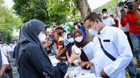 Bupati Banyuwangi Ipuk Fiestiandani (baju hitam) memantau kegiatan pasar takjil Ramadhan tahun lalu (Istimewa)