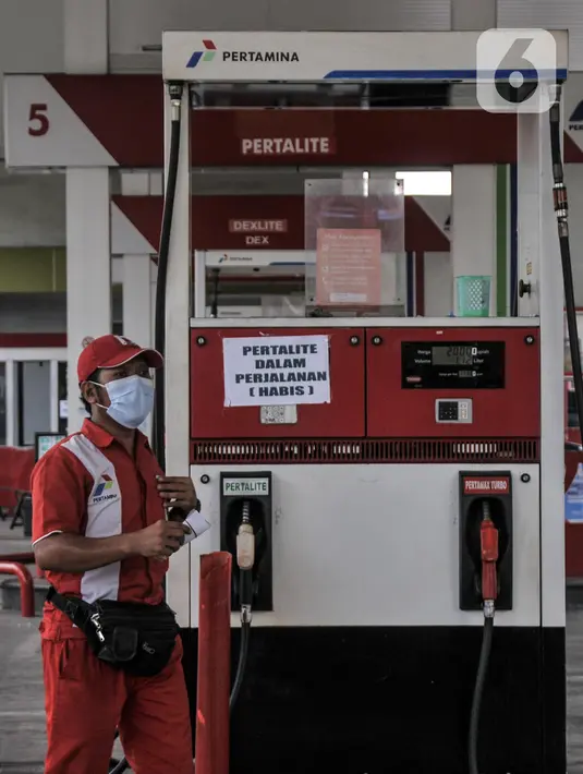 Petugas berdiri di samping kertas bertuliskan "Pertalite Dalam Perjalanan (Habis)" yang terpampang di salah satu SPBU kawasan Galur, Johar Baru, Jakarta Pusat, Kamis (11/8/2022). Sejumlah SPBU di Jakarta mengalami kekosongan stok BBM bersubsidi jenis pertalite dalam beberapa hari terakhir. (merdeka.com/Iqbal S. Nugroho)