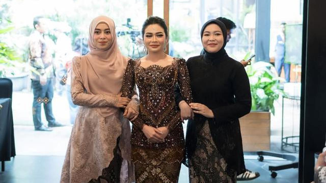 6 Potret Lesti Kejora di Pertunangan Rara LIDA, Menawan Kenakan Kebaya Pastel