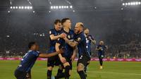 Pemain Inter Milan Ivan Perisic merayakan dengan rekan setimnya setelah mencetak gol ketiga timnya selama pertandingan sepak bola final Piala Italia antara Juventus dan Inter Milan di Stadio Olimpico di Roma, Italia, Rabu, 11 Mei 2022. (AP Photo/Alessandra Tarantino)