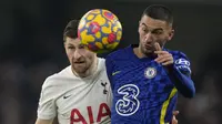 Gelandang Chelsea, Hakim Ziyech melompat dengan bek Tottenham Hotspur Ben Davies saat bersaing pada laga pekan ke-23 Liga Inggris 2021/22 di Stamford Bridge, Senin dini hari WIB (24/1/2022). Chelsea menang dengan skor 2-0. (AP Photo/Kirsty Wigglesworth)