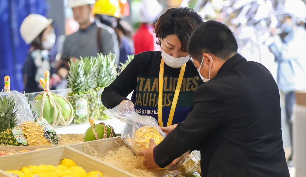 Para staf bekerja di area ekshibisi makanan Pameran Impor Internasional China (China International Import Expo/CIIE) ketiga di Shanghai, China, 2 November 2020. CIIE ketiga dijadwalkan berlangsung mulai 5 hingga 10 November di Shanghai. (Xinhua/Ding Ting)
