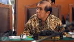 Mantan Dirjen Pajak, Hadi Poernomo menyimak pernyataan majelis hakim dalam sidang PK gugatan praperadilan di Pengadilan Negeri Jaksel, Kamis (27/8/2015). Sidang ditunda 9 September mendatang karena Majelis hakim absen. (Liputan6.com/Helmi Fithriansyah) 