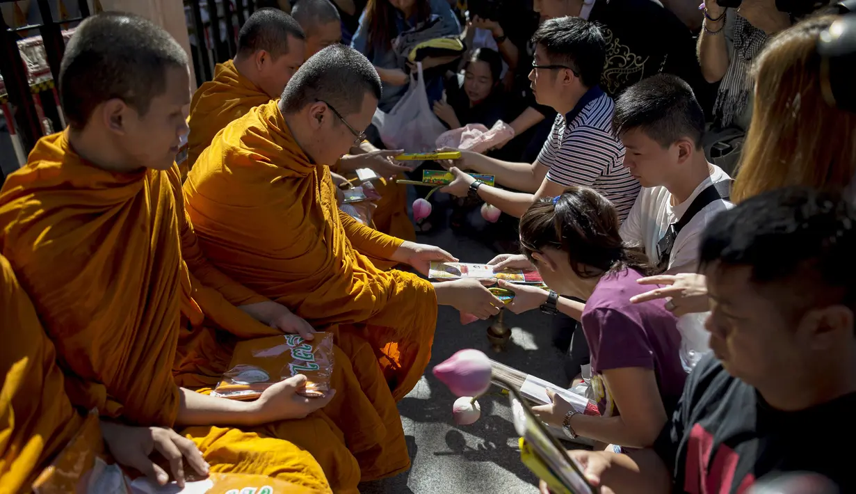 Biksu Budha memimpin upacara di lokasi ledakan di Kuil Erawan, Bangkok, Thailand, Rabu (19/8/2015). Bom meledak di depan kuil Erawan, pada Senin (17/8) malam, menewaskan 20 orang termasuk satu WNI. (REUTERS / Athit Perawongmetha)