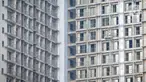Pekerja menyelesaikan proyek pembangunan apartemen di kawasan Tangerang Selatan, Rabu (25/11/2020). Ekspektasi investor untuk berinvestasi di apartemen berkurang disebabkan turunnya harga sewa apartemen dan stagnansi harga jual. (Liputan6.com/Angga Yuniar)