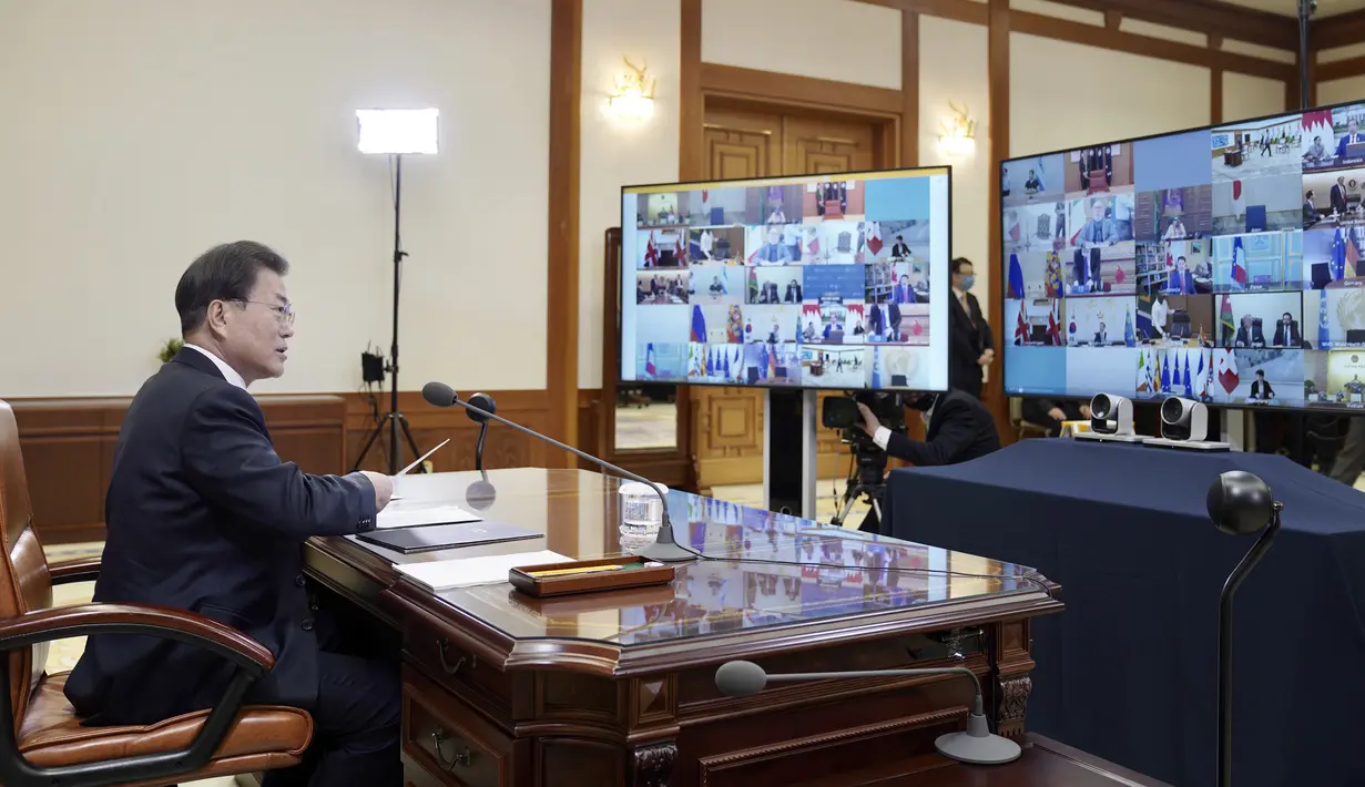 Presiden Korea Selatan Moon Jae-in saat mengikuti KTT Luar Biasa G20 secara virtual dari Blue House di Seoul, Korea Selatan, Kamis (26/3/2020). Para pemimpin dunia mengkoordinasikan respons global terhadap pandemi virus corona COVID-19. (South Korea Presidential Blue House/Yonhap via AP)