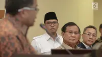 Ketum Partai Gerindra, Prabowo Subianto dan Ketum PAN Zulkifli Hasan saat mendengarkan Presiden PKS, Sohibul Iman memberikan keterangan pers koalisi Pilgub usai pertemuan tertutup di Kantor PKS, Jakarta, Minggu (24/12). (Liputan6.com/Faizal Fanani)