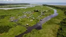 Pemandangan udara rumah panggung di Congo Mirador, negara bagian Zulia, Venezuela, pada 6 September 2021. Kehidupan indah di Congo Mirador, sebuah desa rumah panggung yang tampak mengapung di perairan laguna di Zulia (barat), tenggelam dalam lumpur dan gulma. (Federico PARRA/AFP)