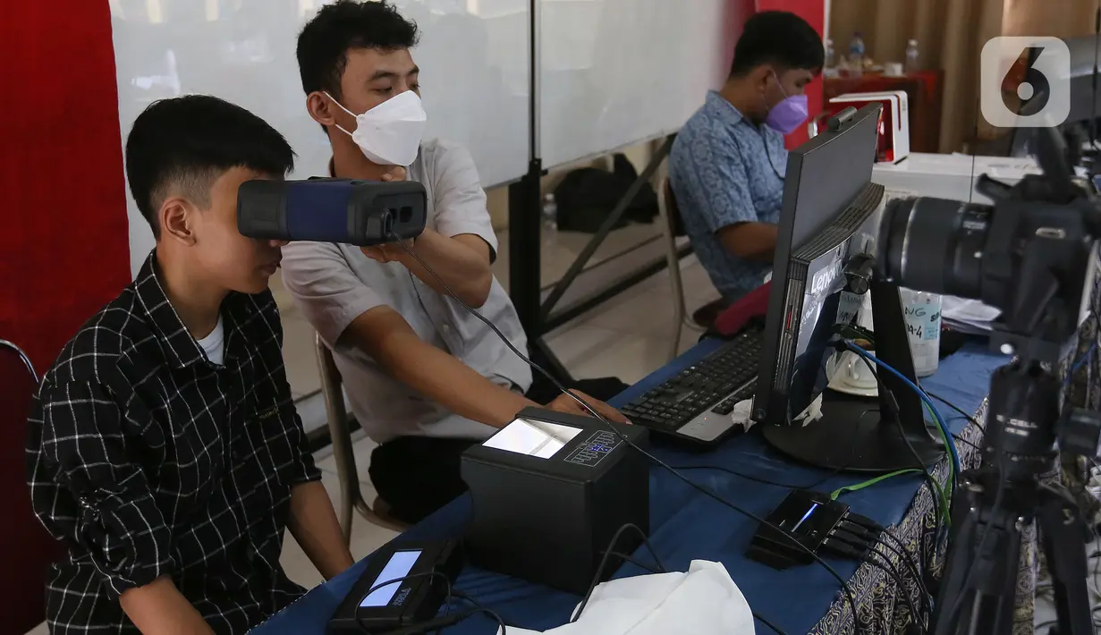 Murid melakukan perekaman E-KTP di SMAN 5, jalan dreded Bogor, Selasa (31/5/2022). Pemerintah Kota (Pemkot) Bogor mempermudah pembuatan identitas kependudukan E-KTP bagi pelajar. Dinas Kependudukan dan Pencatatan Sipil (Disdukcapil) Kota Bogor menerapkan program Goes to School. (merdeka.com/Arie Basuki)