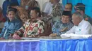 Wakil Presiden Jusuf Kalla (kedua kanan) berbincang dengan Menteri PU dan Perumahan Rakyat, Basuki Hadimuljono (kanan) saat peresmian Menara Iqra di Universitas Muhammadiyah Makassar, Minggu (7/5/2015). (Liputan6.com/Faizal Fanani)