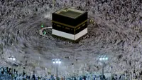 Umat Muslim mengumandangkan doa sambil mengelilingi Kakbah di Masjidil Haram, Makkah, Arab Saudi, Kamis (16/8). Jutaan umat Islam dari berbagai negara semakin memadati Masjidil Haram menjelang puncak pelaksanaan ibadah haji. (AP Photo/Dar Yasin)