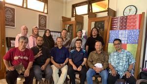 Forum Pengembangan Kampoeng Batik Laweyan (FPKBL), salah satu UMKM binaan WWF Indonesia, berhasil mendapat sertifikat label produk minyak sawit ramah lingkungan Roundtable on Sustainable Palm Oil (RSPO). (dok. WWF Indonesia)
