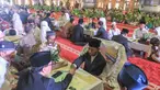 Puluhan pasangan pengantin saat mengikuti Isbat nikah massal 2025 di Mesjid Istiqlal, Jakarta, Rabu (3/12/2025). Masjid Istiqlal Jakarta melakukan kegiatan Nikah Massal Gratis yang diikuti 51 pasangan. (merdeka.com/Arie Basuki)