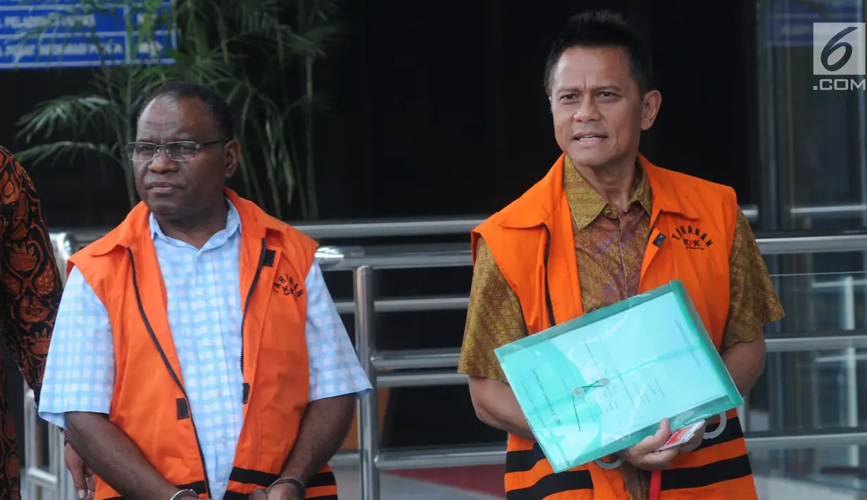 Preskom PT Mugi Rekso Abadi Soetikno Soedarjo (kanan) dan mantan Kadis PU Papua Mikael Kambuaya (kiri) tiba di Gedung KPK, Jakarta, Rabu (2/10/2019). Soetikno dan Kambuaya diperiksa terkait dugaan suap pengadaan mesin pesawat Garuda Indonesia dan korupsi proyek di Jayapura. (merdeka.com/Dwi Narwoko)