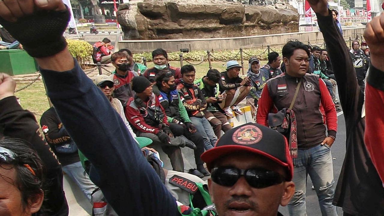 FOTO: Padati Jalan Medan Merdeka Barat, Massa Ojek Online se-Jabodetabek Menagih Janji Pemerintah di Depan Patung Kuda