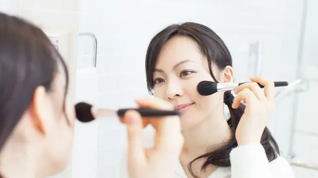 Aplikasikan Blush On dan Lipstik