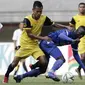 Gelandang Arema FC, Makan Konate, berusaha melewati gelandang Bhayangkara FC, Wahyu Subo Seto, pada laga perempat final Piala Presiden 2019 di Stadion Patriot, Bekasi, Sabtu (30/3). Bhayangkara kalah 0-4 dari Arema. (Bola.com/Yoppy Renato)