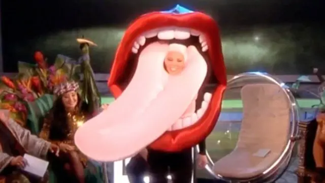 Lidah Miley Cyrus 4