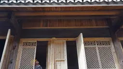 Seorang pekerja konstruksi merenovasi sebuah bangunan kuno di Wilayah Jing'an, Provinsi Jiangxi, China timur, pada 4 November 2020. Wilayah Jing'an mempunyai sejarah yang panjang dan memiliki hampir 300 bangunan kuno. (Xinhua/Wan Xiang)