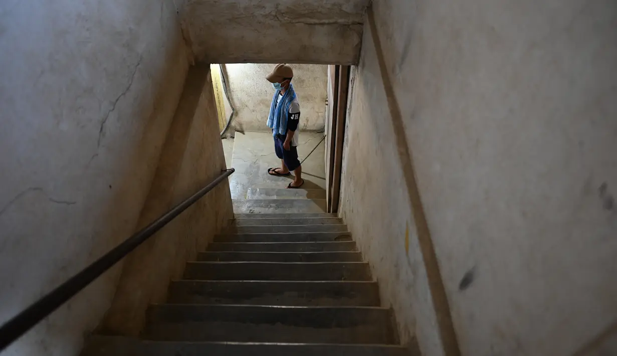 Polisi Myanmar yang membelot tampak memakai topi dan penutup wajah ketika difoto di lokasi yang dirahasiakan di negara bagian Mizoram, timur laut India (15/3/2021).  (AFP/Sajjad Hussain)