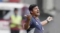 Pelatih Bhayangkara FC, Alfredo Vera, saat melawan Semen Padang pada laga Piala Presiden 2019 di Stadion Patriot, Jawa Barat, Minggu (3/3). Bhayangkara FC menang 4-2 atas Semen Padang. (Bola.com/M Iqbal Ichsan)