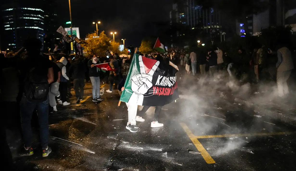 Warga negara Israel disarankan agar menghindari perjalanan yang tidak mendesak ke negara-negara Arab dan negara-negara yang berbatasan dengan Iran seperti Yordania, Mesir, Uni Emirat Arab dan Azerbaijan. (AP Photo/Emrah Gurel)