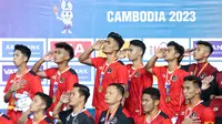Sejumlah pemain dan ofisial Timnas Indonesia U-22 menyanyikan lagu kebangsaan Indonesia Raya setelah memenangkan laga final sepak bola SEA Games 2023 melawan Thailand di Olympic Stadium, Phnom Penh, Kamboja, Selasa (16/05/2023). (Bola.com/Abdul Aziz)